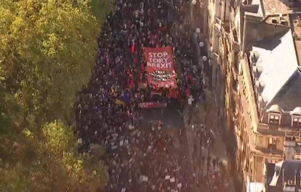 Χιλιάδες διαδηλωτές στους δρόμους του Λονδίνου ζητούν νέο δημοψήφισμα για το Brexit – Pics, video
