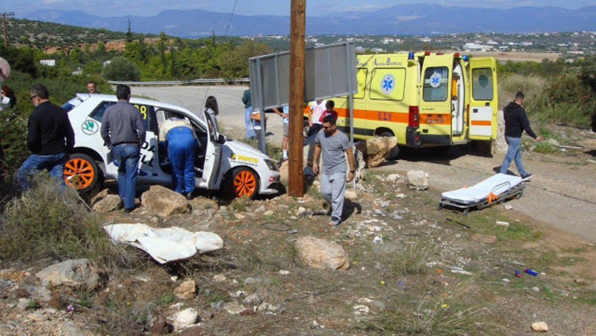 Εύβοια: Τροχαίο με αγωνιστικό αυτοκίνητο – Έφυγε σε στροφή και παρέσυρε θεατή [pics]