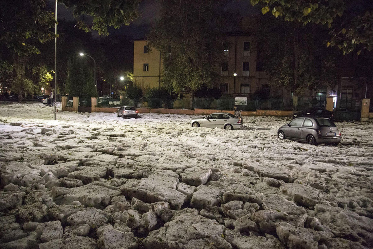 Χαλαζόπτωση μαμούθ στη Ρώμη – Βυθίστηκαν τα πάντα κάτω από το χαλάζι [video]