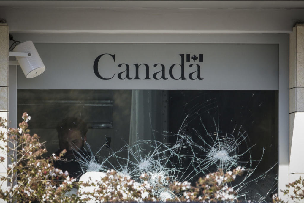 Επίθεση με βαριοπούλες και μπογιές στην πρεσβεία του Καναδά
