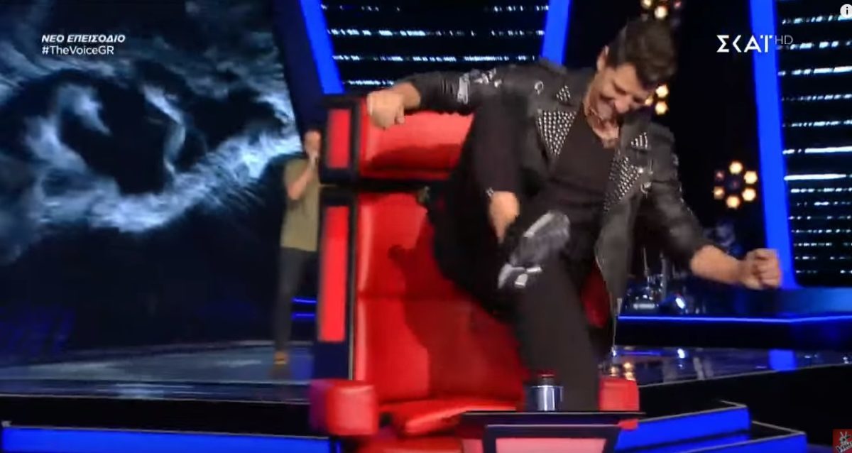 The Voice: Έριξε κλωτσιά στο μπάζερ ο Σάκης Ρουβάς! Κόντεψε να σπάσει το κουμπί!