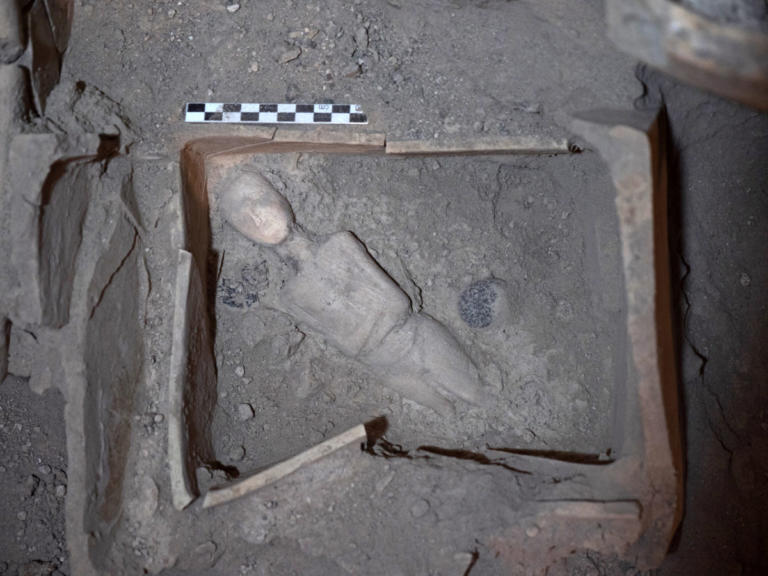 Σαντορίνη: Στο φως νέοι αρχαιολογικοί θησαυροί – Το μαρμάρινο γυναικείο ειδώλιο που εντυπωσιάζει [pics]