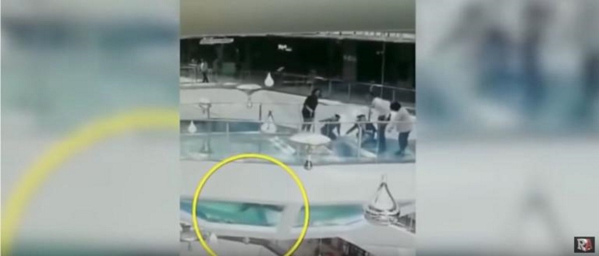 Στιγμές τρόμου! Γυναίκα τρέχει πανικόβλητη σε εμπορικό κέντρο και πέφτει σε δεξαμενή με πεινασμένους καρχαρίες – video