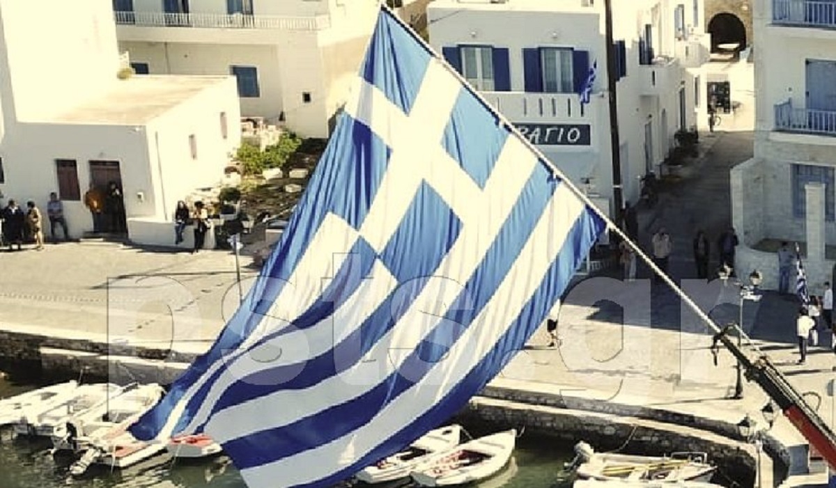Πάρος: Μια τεράστια ελληνική σημαία σκέπασε το λιμάνι της Αλυκής! [pics, video]