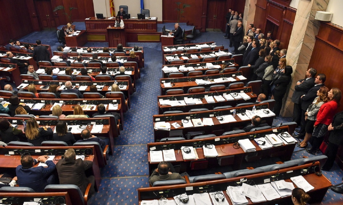 Der Standard: Η Βόρεια Μακεδονία ξεπέρασε το πρώτο εμπόδιο στη Βουλή