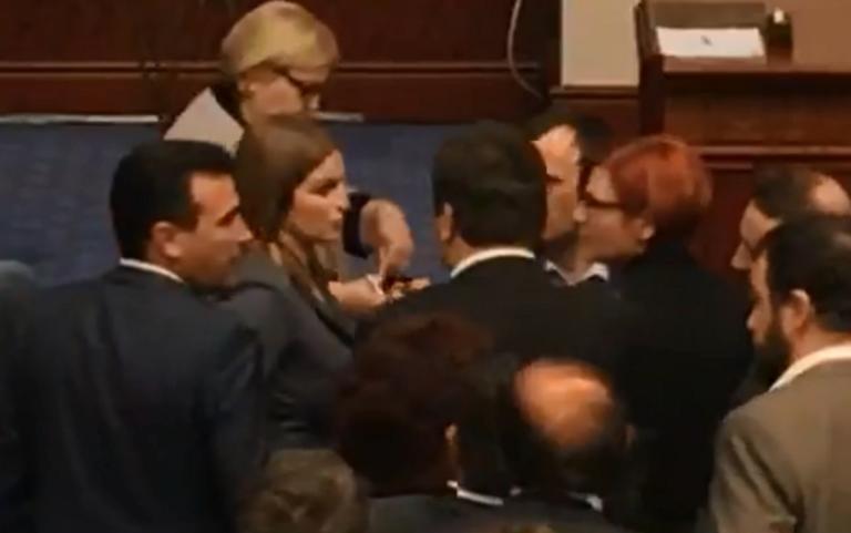 Σε εξέλιξη η συζήτηση στο Κοινοβούλιο των Σκοπίων εν μέσω "οργίου" καταγγελιών! Δείτε LIVE εικόνα