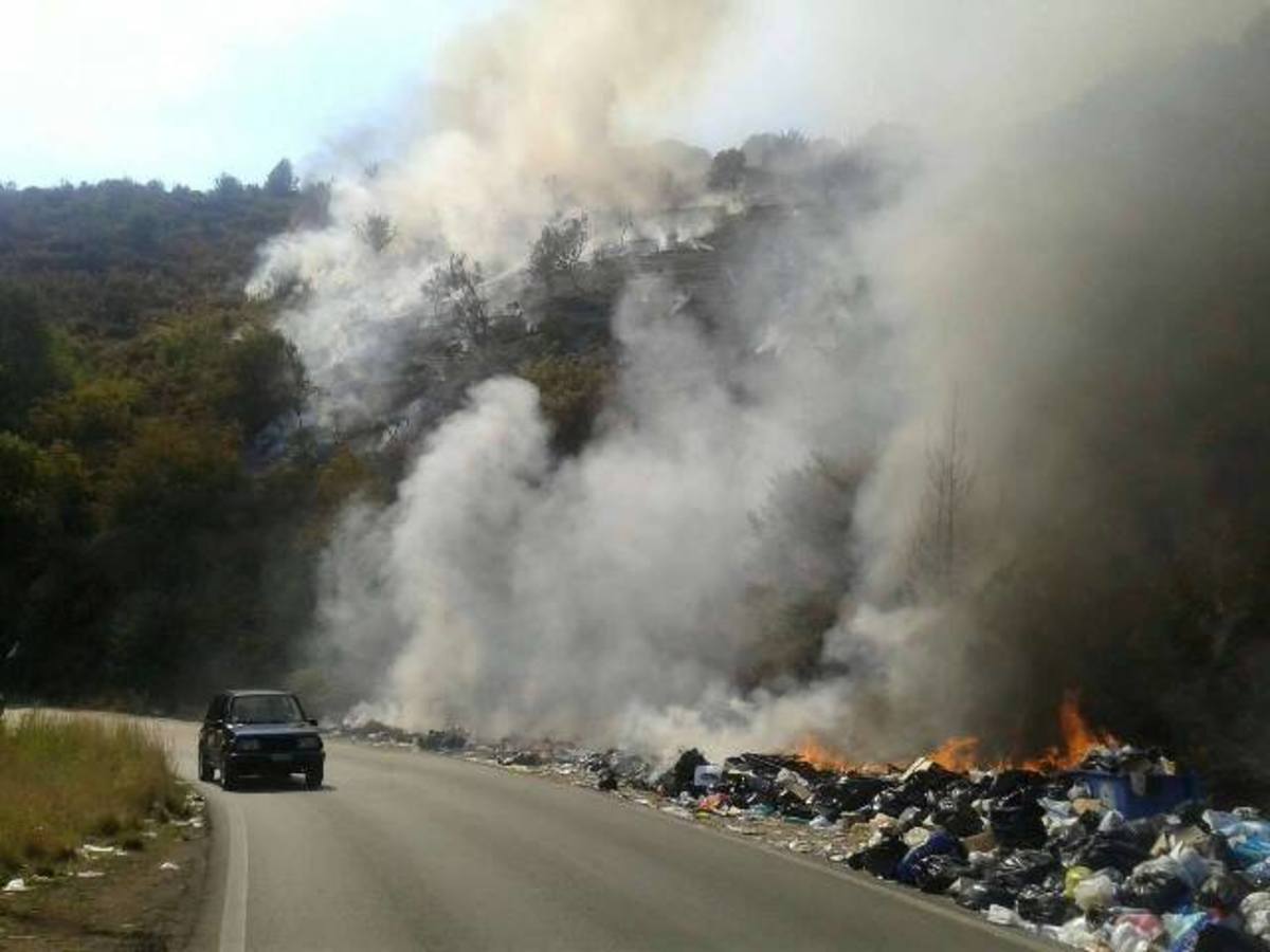 Κέρκυρα: Φωτιά στους λόφους από σκουπίδια στην Κουλούρα [pics]