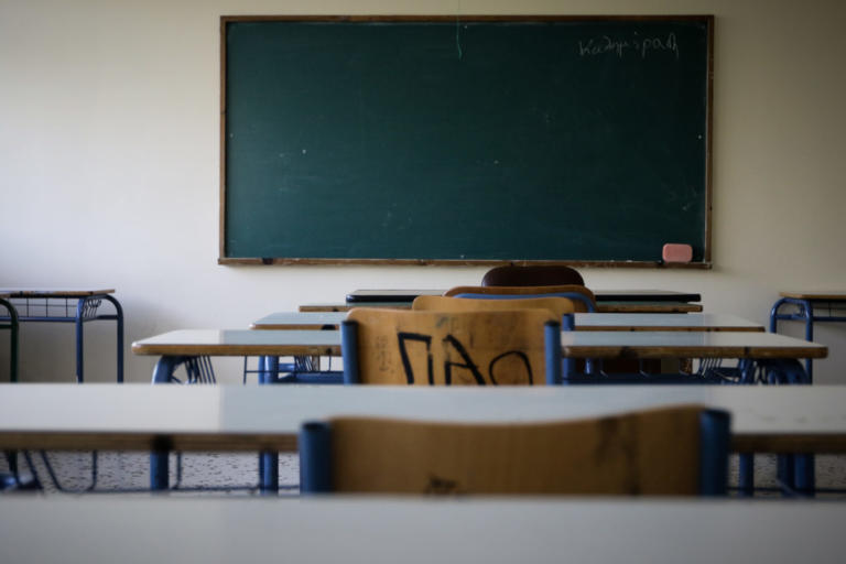 Κοζάνη: Η τάξη έμεινε χωρίς δασκάλα γιατί… την πήρε στο γραφείο της βουλευτής του ΣΥΡΙΖΑ!