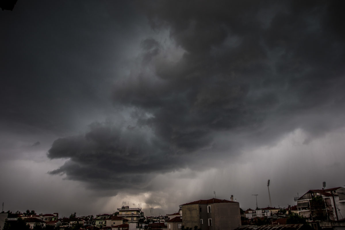 Καιρός – Meteo: Βροχές και καταιγίδες μέχρι την Τρίτη, σε ποιες περιοχές θα χιονίσει