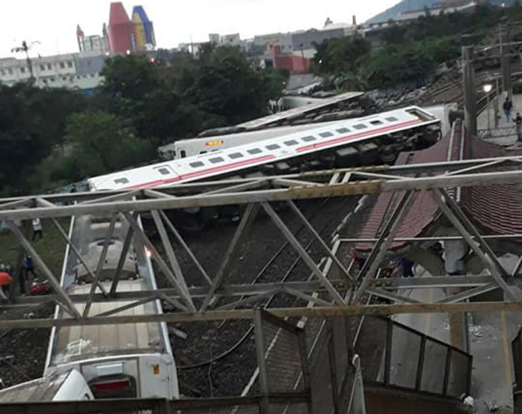 Ταιβάν: Σκηνές χάους από τον εκτροχιασμό τρένου – 18 νεκροί και 160 τραυματίες – video
