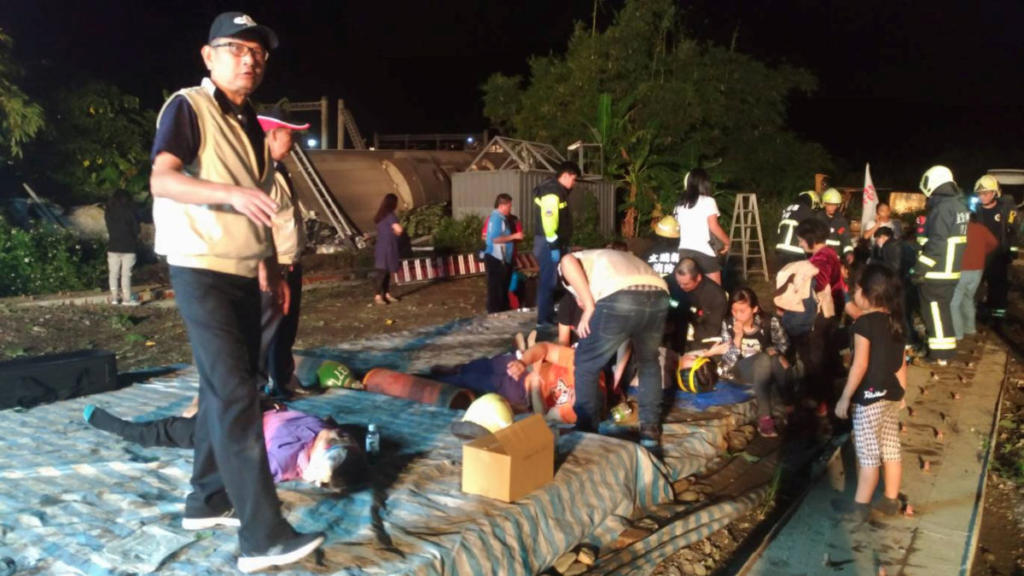 Εκτροχιασμός τρένου στην Ταϊβάν – Τουλάχιστον 17 νεκροί, πάνω από 100 τραυματίες [pics]