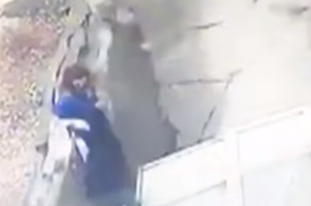 Τρομακτικό βίντεο! Πεζοδρόμιο ανοίγει και “καταπίνει” δύο γυναίκες