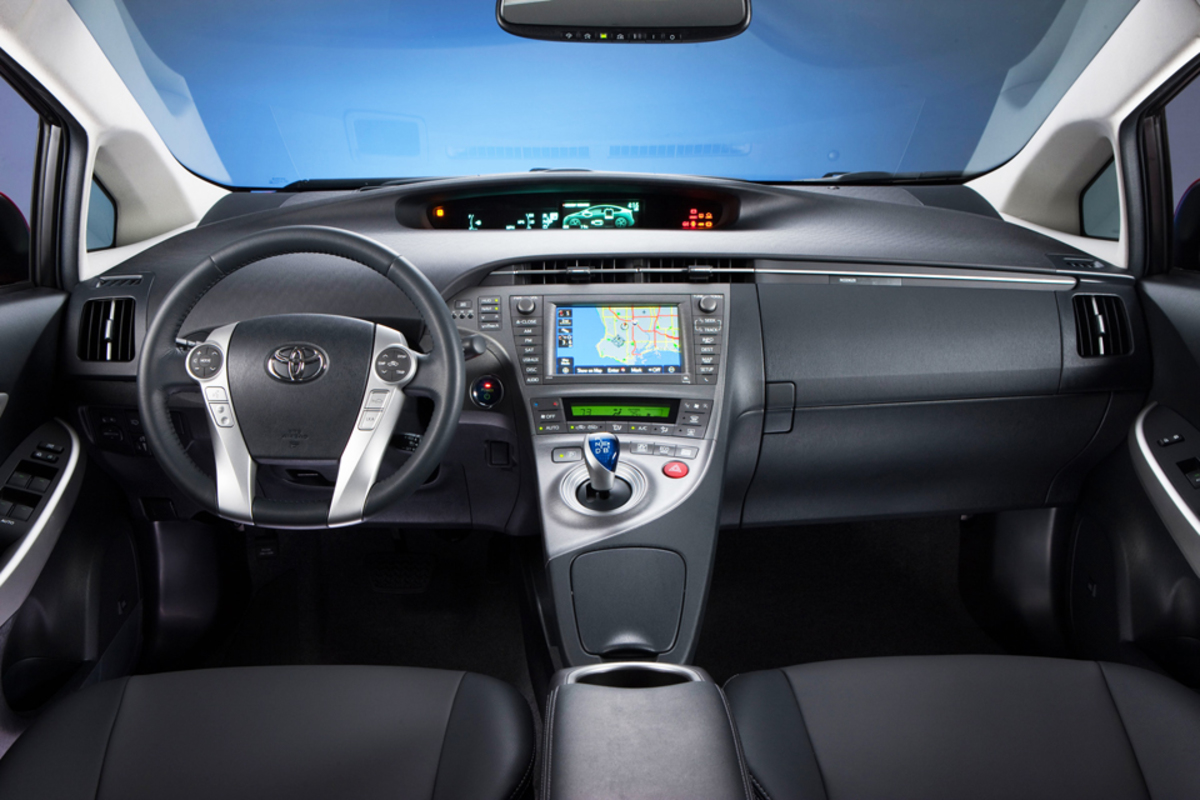 H Toyota ανακαλεί για έλεγχο 1.418 Auris και Prius στην Ελλάδα