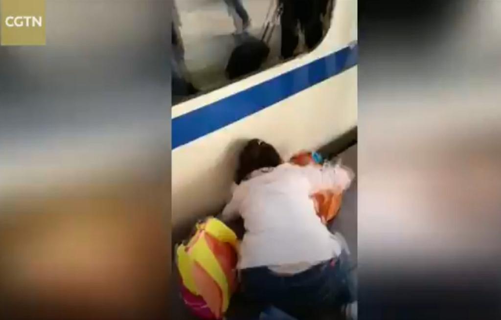 Κοριτσάκι εγκλωβίστηκε μεταξύ συρμού και αποβάθρας! Video