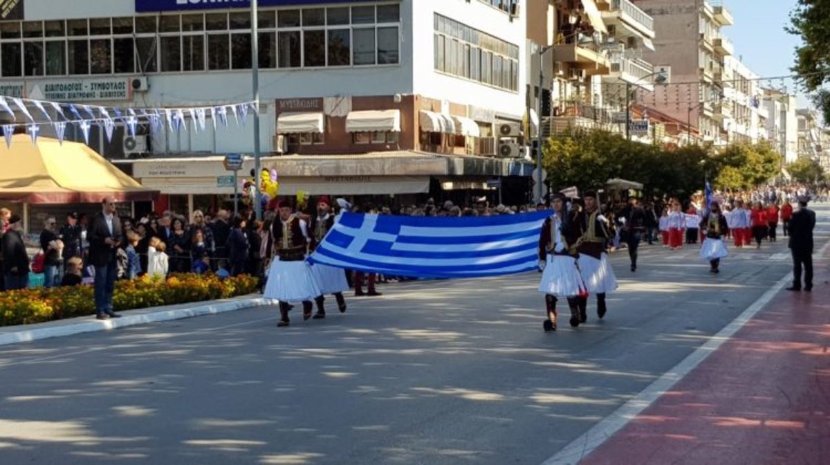 Τρίκαλα: Χιλιάδες κόσμου έδωσαν το παρών στην παρέλαση για την 28η Οκτωβρίου [pics]