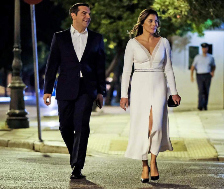 Τσίπρας – Μπαζιάνα, ένα βράδυ στην Ηρώδου Αττικού – Το φόρεμα με το εντυπωσιακό σκίσιμο και τα χαμόγελα στο instagram