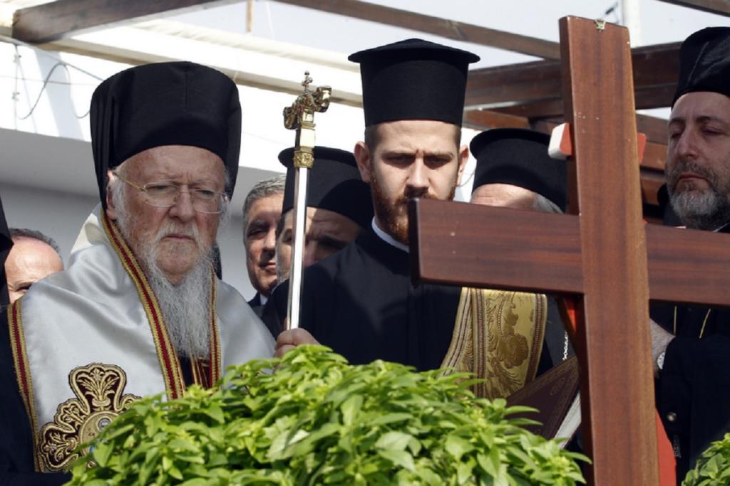 Τρισάγιο στο Μάτι τέλεσε ο Πατριάρχης Βαρθολομαίος – Οι συγκινητικές στιγμές με τον πυροσβέστη που έχασε γυναίκα και παιδί