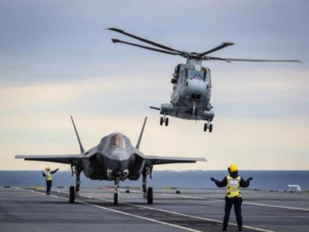 “Πάρτυ” των πιλότων του Βασιλικού Ναυτικού! Προσγειώθηκε F-35 χωρίς να κόψει ταχύτητα video