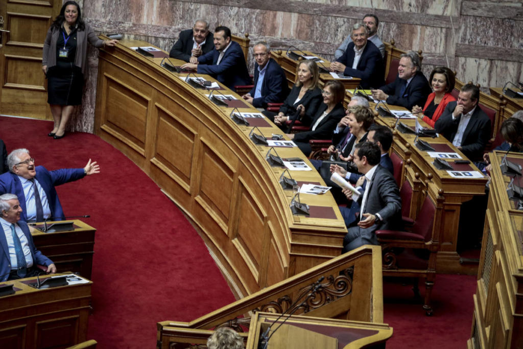 Αγιασμός στη Βουλή: Γόβες στιλέτο, χαμόγελα, selfies, απουσίες και… Σκοπιανό [pics]