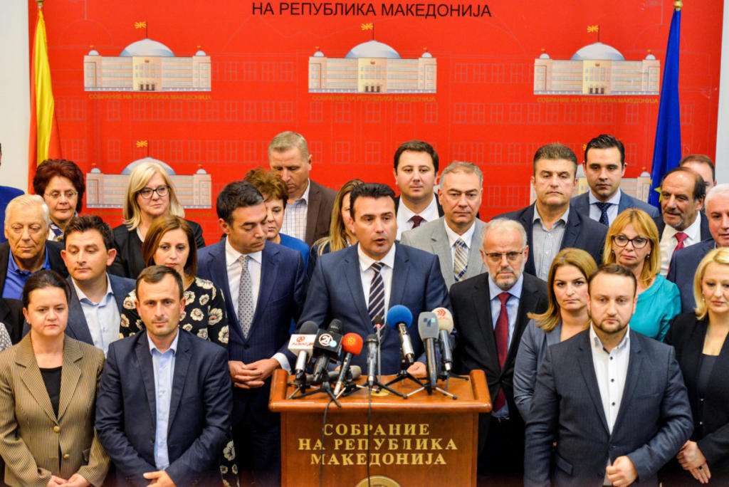 Σκόπια: Με τον “αέρα” του νικητή ο Ζάεφ! Διαγραφές βουλευτών του VMRO μετά το “ναι” στη Συμφωνία των Πρεσπών