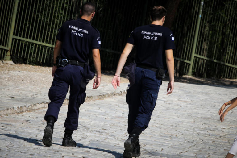 Βόλος: Μεθυσμένος πλάκωσε στο ξύλο δύο αστυνομικούς