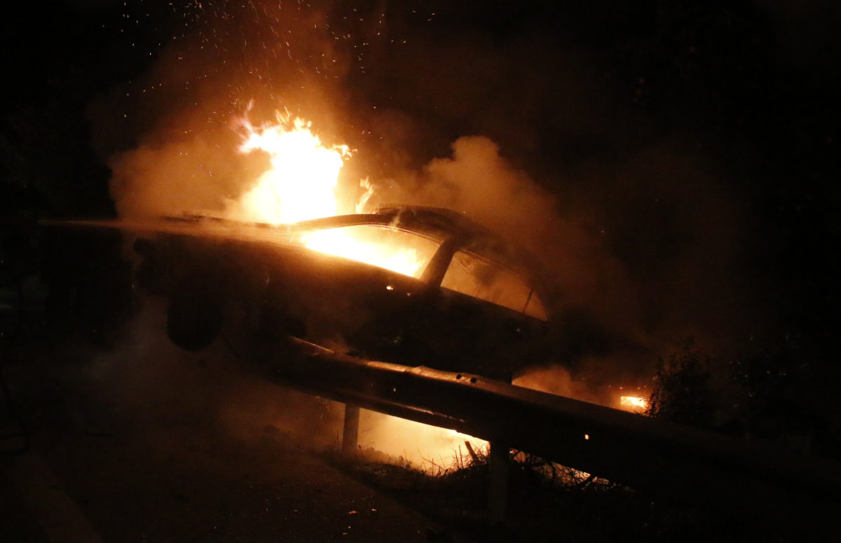 Έκαψαν αυτοκίνητα και μηχανή στον Άγιο Δημήτριο