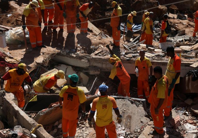 Βράχια καταπλάκωσαν πολίτες – 14 νεκροί στη Βραζιλία