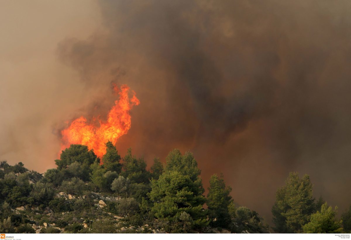 Μεγάλη φωτιά κοντά στο Ευηνοχώρι – Μάχη με φλόγες και ανέμους