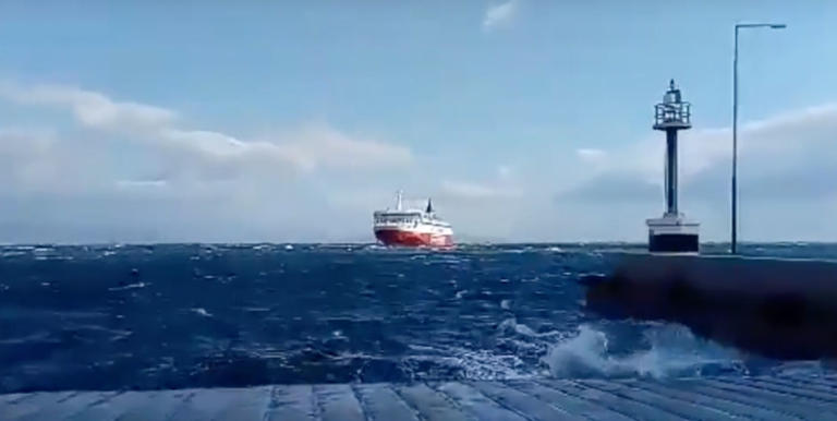 Η εντυπωσιακή μανούβρα του καπετάνιου του Fast Ferries Andros στη Ραφήνα [video]