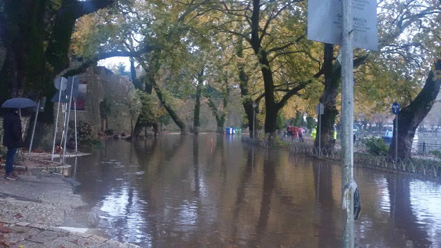 Καιρός – Ιωάννινα: Η λίμνη βγήκε στη στεριά