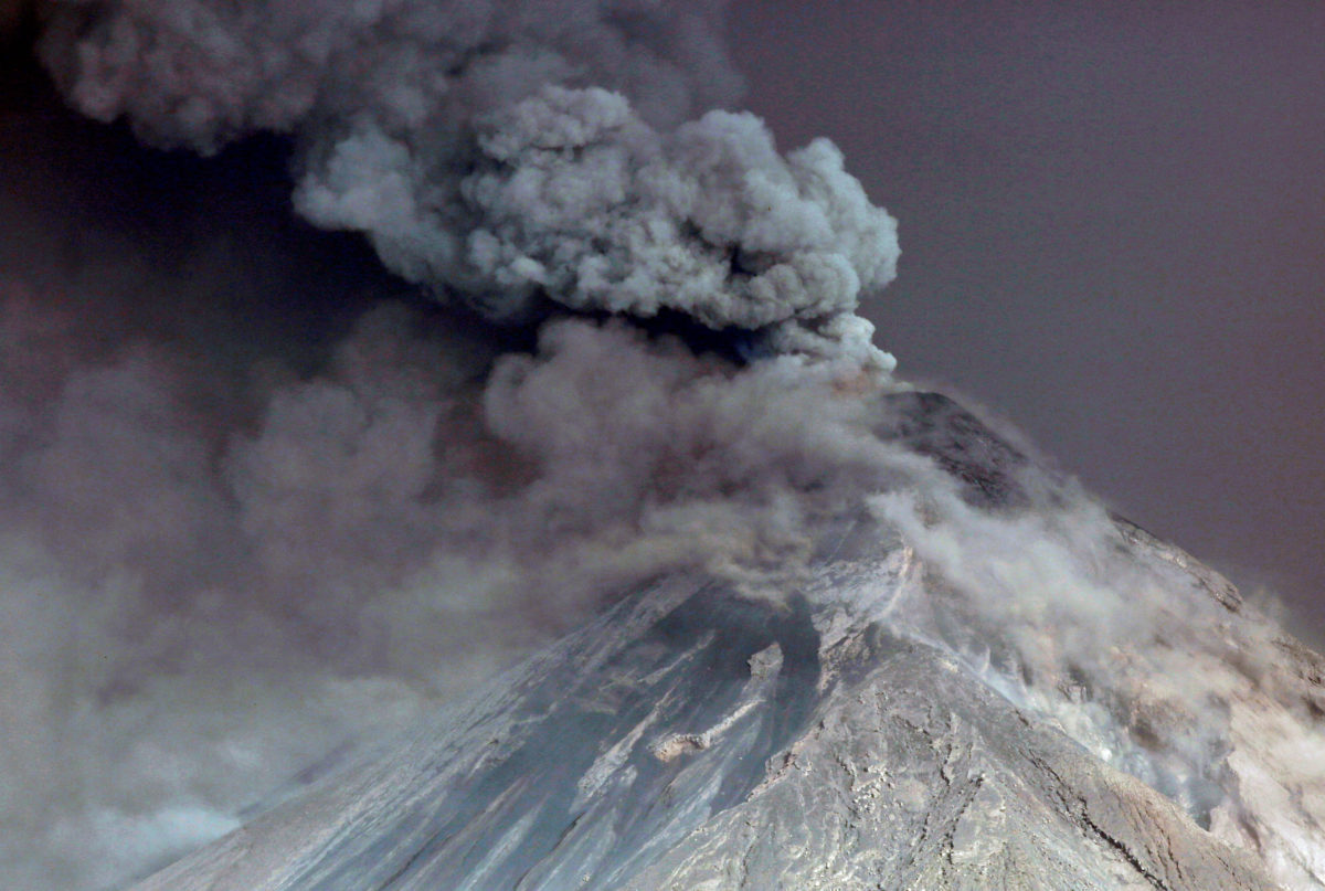 Συναγερμός στη Γουατεμάλα – Εκτοξεύει τέφρα και λάβα το ηφαίστειο Fuego