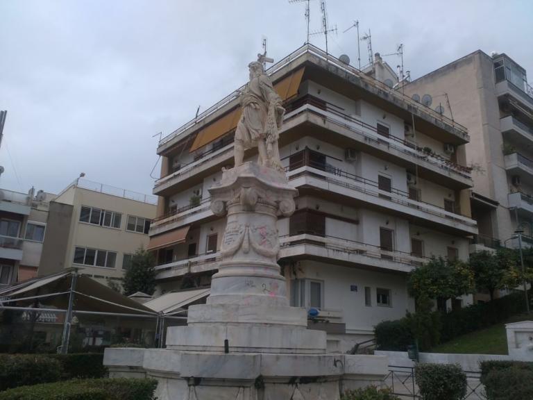 Λαμία: Έβαψαν ροζ το άγαλμα του Αθανάσιου Διάκου – Οργή για τις εικόνες που άφησαν πίσω [pics]