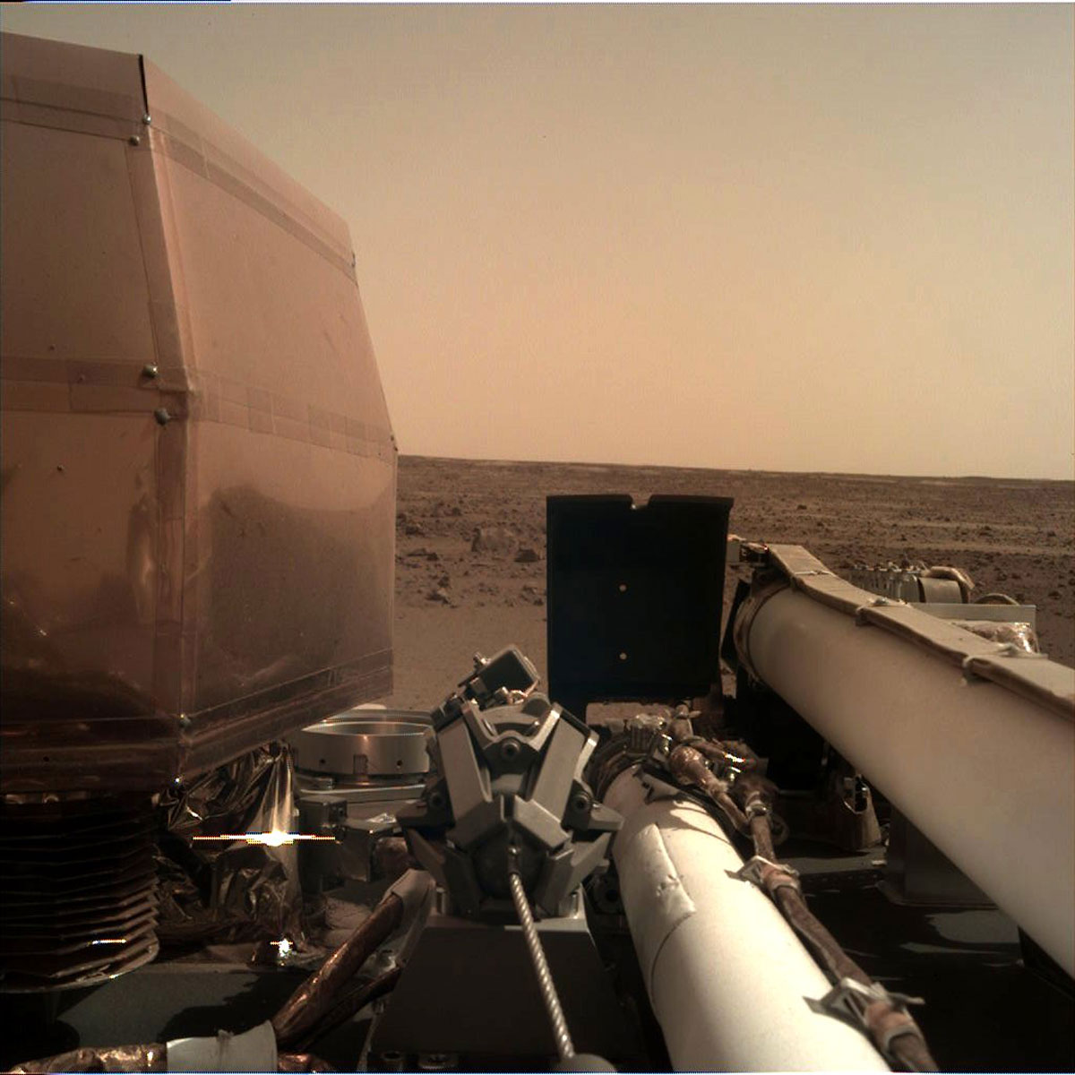 Το InSight “πάτησε” στον Άρη και… χαίρεται την ησυχία του “Κόκκινου Πλανήτη”