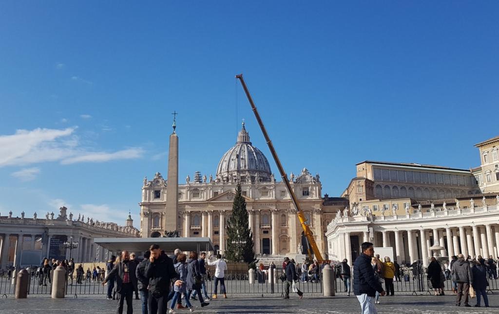 Στα Χριστουγεννιάτικα η Ρώμη! Στην πλατεία του Αγίου Πέτρου το παραδοσιακό έλατο! – Video