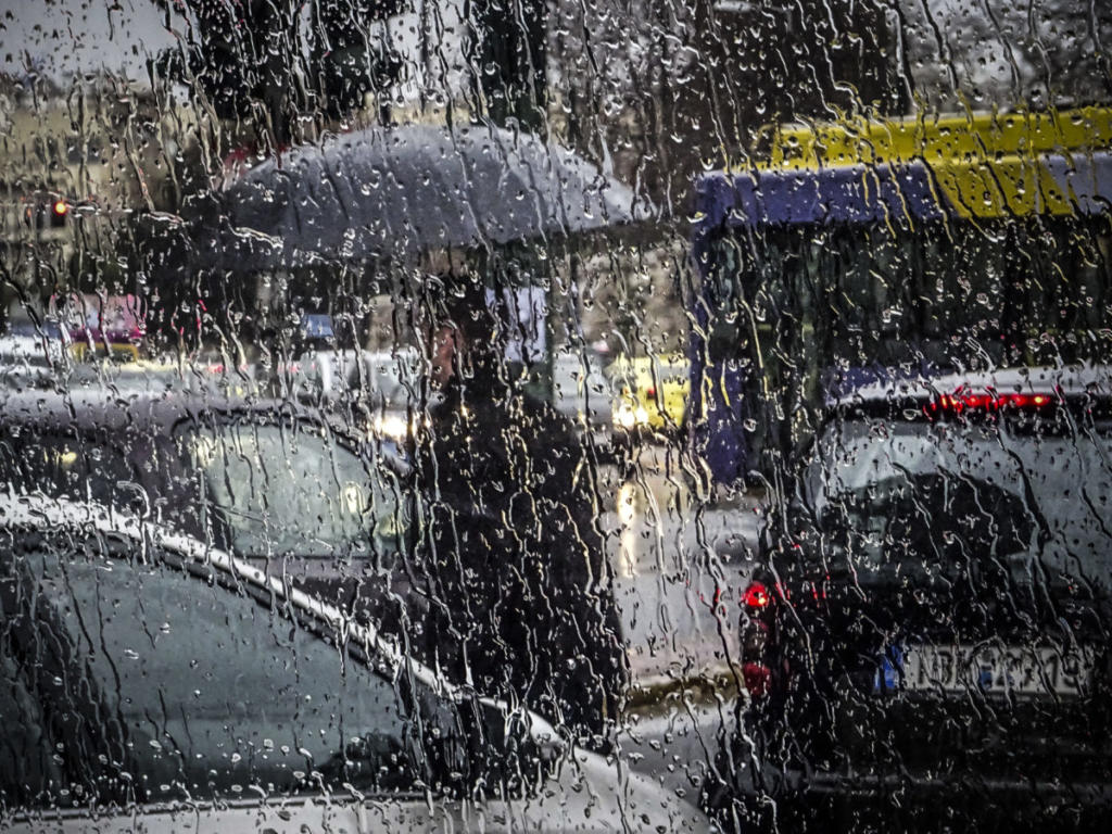 Καιρός: Βροχές, χιόνια και “τσουχτερό” κρύο και την Κυριακή