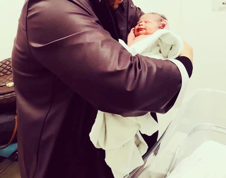 Νικητής ελληνικού ριάλιτι έγινε μπαμπάς για δεύτερη φορά – Η πρώτη φωτογραφία με τον νεογέννητο γιο του!