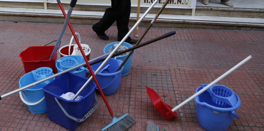 Θεσσαλονίκη: Μόνιμη εργασία, πλήρη ασφαλιστικά δικαιώματα και ένταξη στα ΒΑΕ ζητούν οι καθαρίστριες των σχολικών κτιρίων