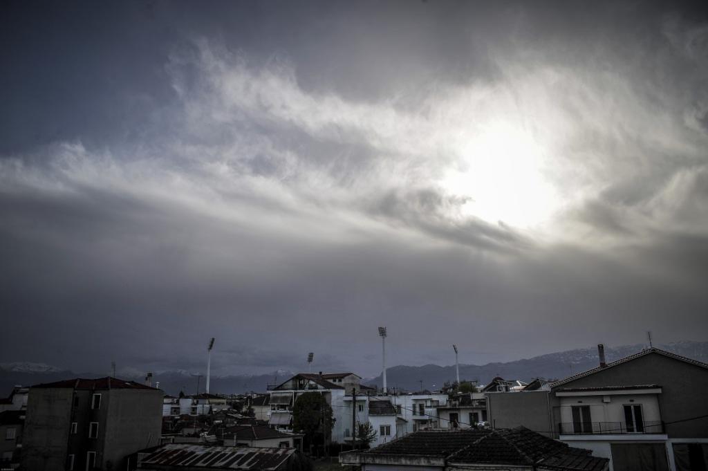 Καιρός: Λιακάδες αλλά και τοπικές ομίχλες με βροχές – Αναλυτική πρόγνωση