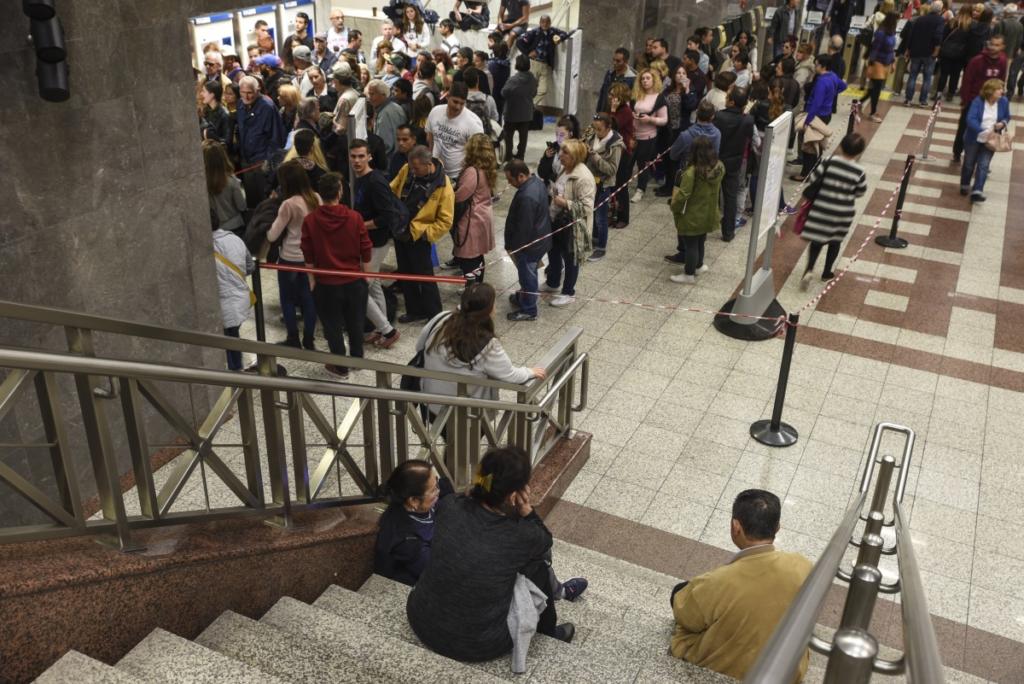 Καθυστερήσεις, ουρές και ταλαιπωρία στο Μετρό καταγγέλλουν οι επιβάτες