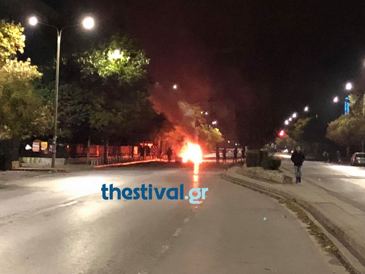 Θεσσαλονίκη: Φωτιές και οδοφράγματα έξω από την Πολυτεχνική Σχολή του ΑΠΘ [pics]