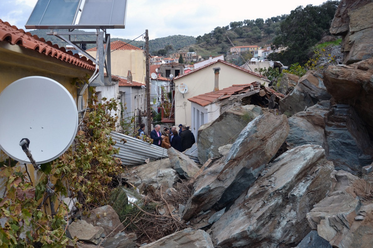 Στο Πλωμάρι ο Λέκκας για την κατολίσθηση – Ζημιές και ακατάλληλα σπίτια – Νέες εικόνες καταστροφής [pics]