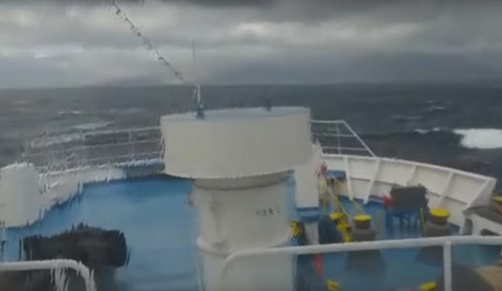 Καράβι παλεύει με θεόρατα κύματα στο στενό Τήνου – Μυκόνου – Video