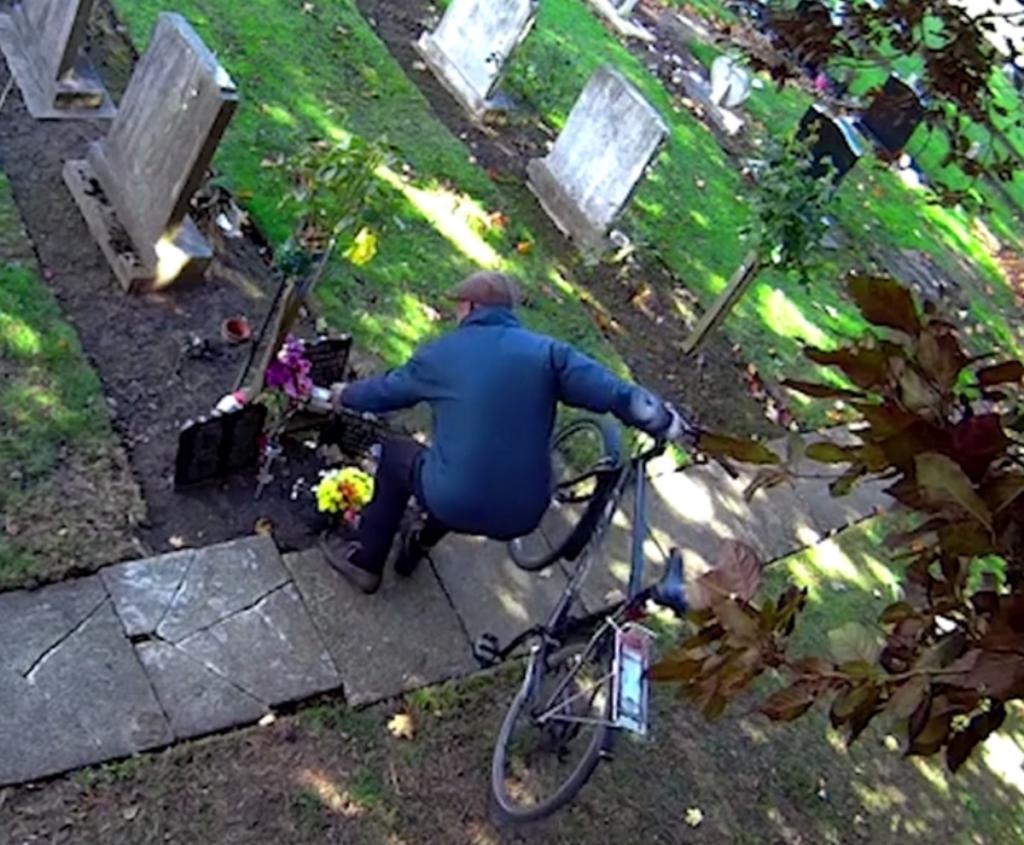 Αθεόφοβος! Ποδηλάτης μπαίνει σε νεκροταφείο και αρπάζει τα λουλούδια από τους τάφους! – Video