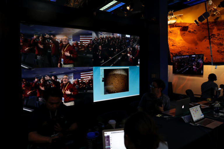 Πάτησε στον Άρη το Insight - Πανηγυρισμοί στο κέντρο ελέγχου της NASA