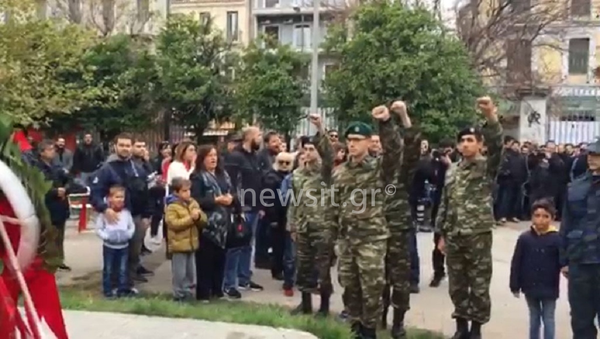 Στρατιώτες στο Πολυτεχνείο – Χαιρέτησαν με υψωμένη γροθιά