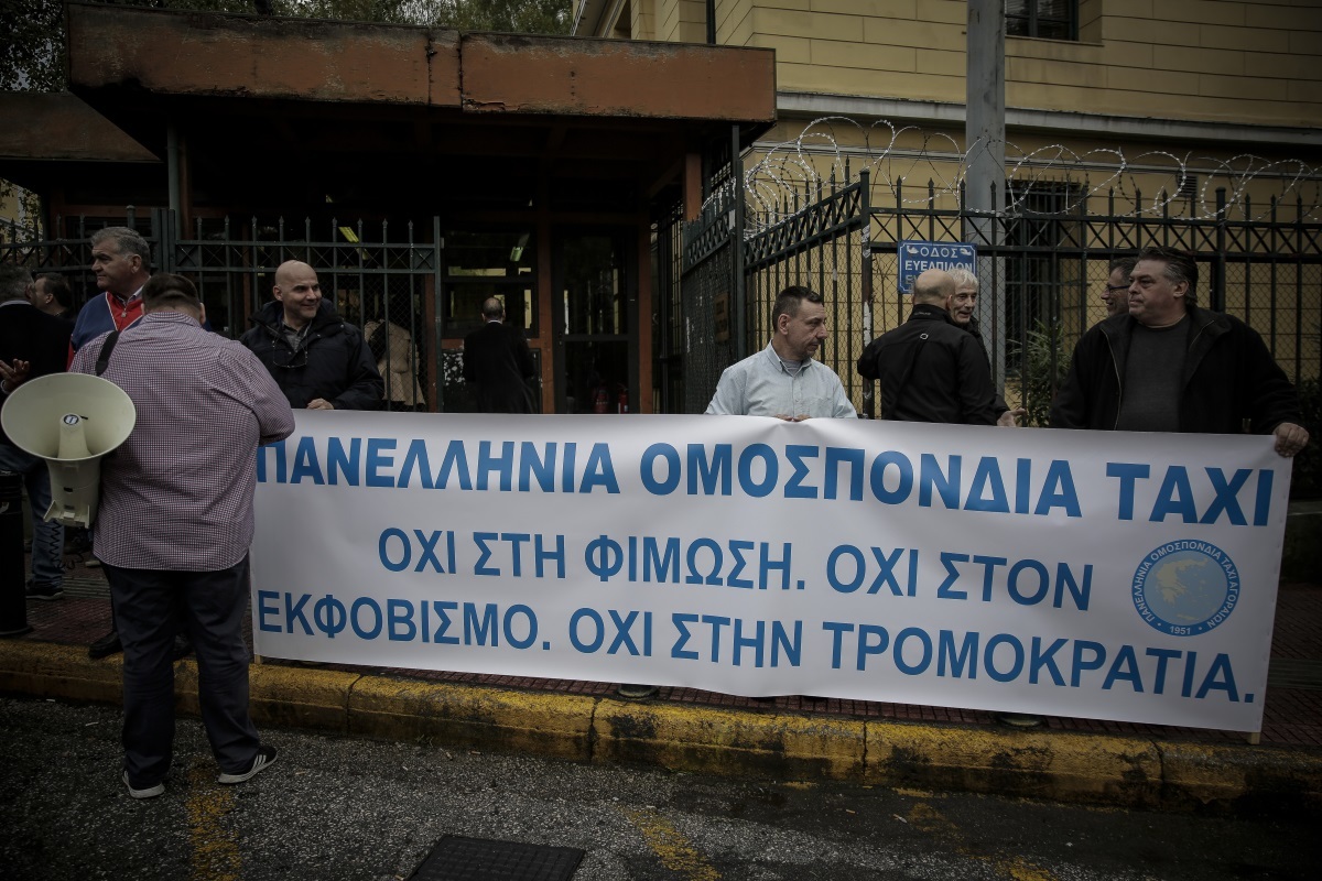 Λυμπερόπουλος: Καταθέσαμε την ψυχή του ταξιτζή – Σπίρτζης: Στο πλευρό σας – Taxibeat: Αναχρονισμοί – Video