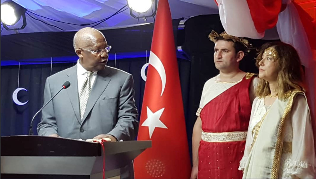Η πρέσβειρα της Τουρκίας ντύθηκε “Ωραία Ελένη” και το πλήρωσε ακριβά! [pics]