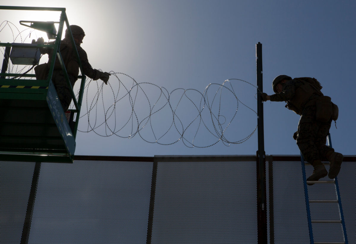 ΗΠΑ: Έφτασαν στη σύνορα με το Μεξικό οι πρώτοι μετανάστες – Συρματοπλέγματα βάζει ο στρατός