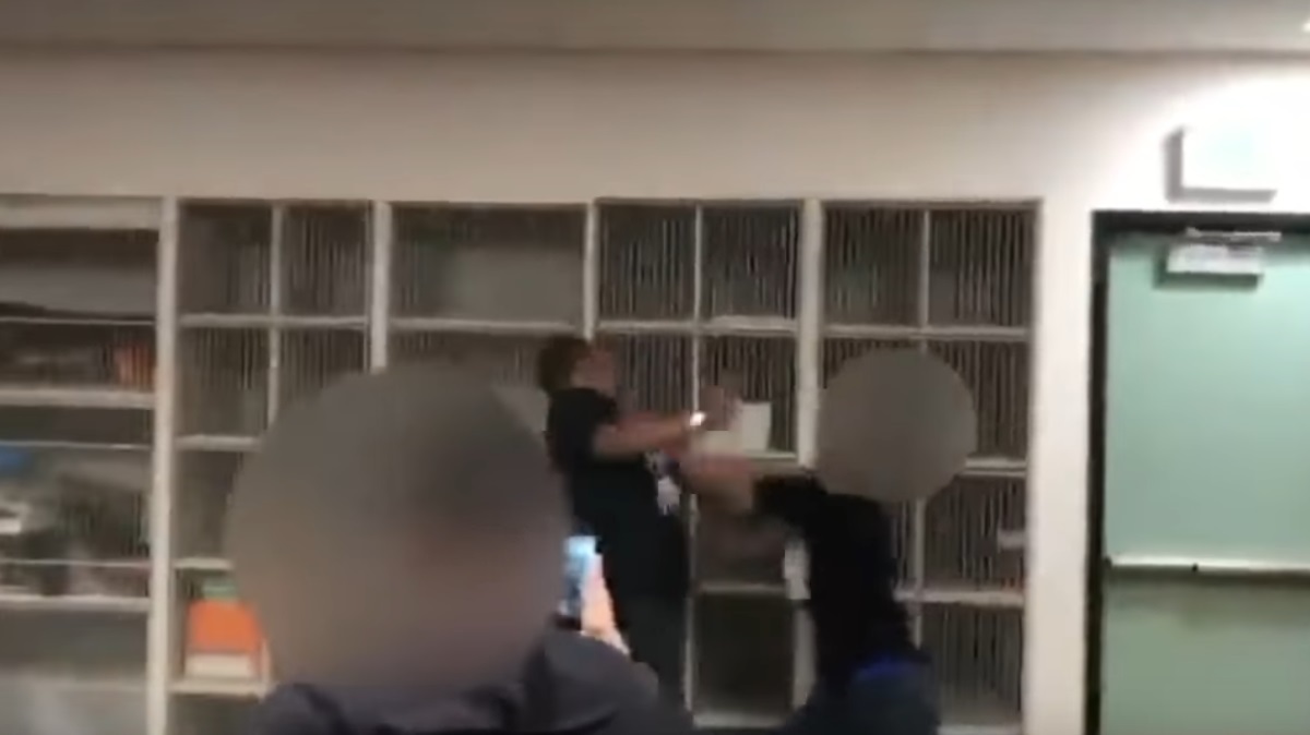 Κύμα συμπαράστασης στον συλληφθέντα καθηγητή που πλάκωσε στο ξύλο μαθητή επειδή τον αποκάλεσε “νέγρο”! – Video