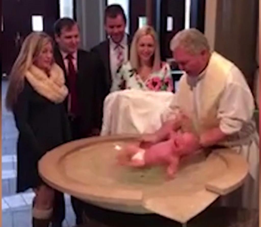 Βάπτιση – σοκ! Η στιγμή που το μωρό γλιστράει από τα χέρια του παπά στην κολυμπήθρα! – Video